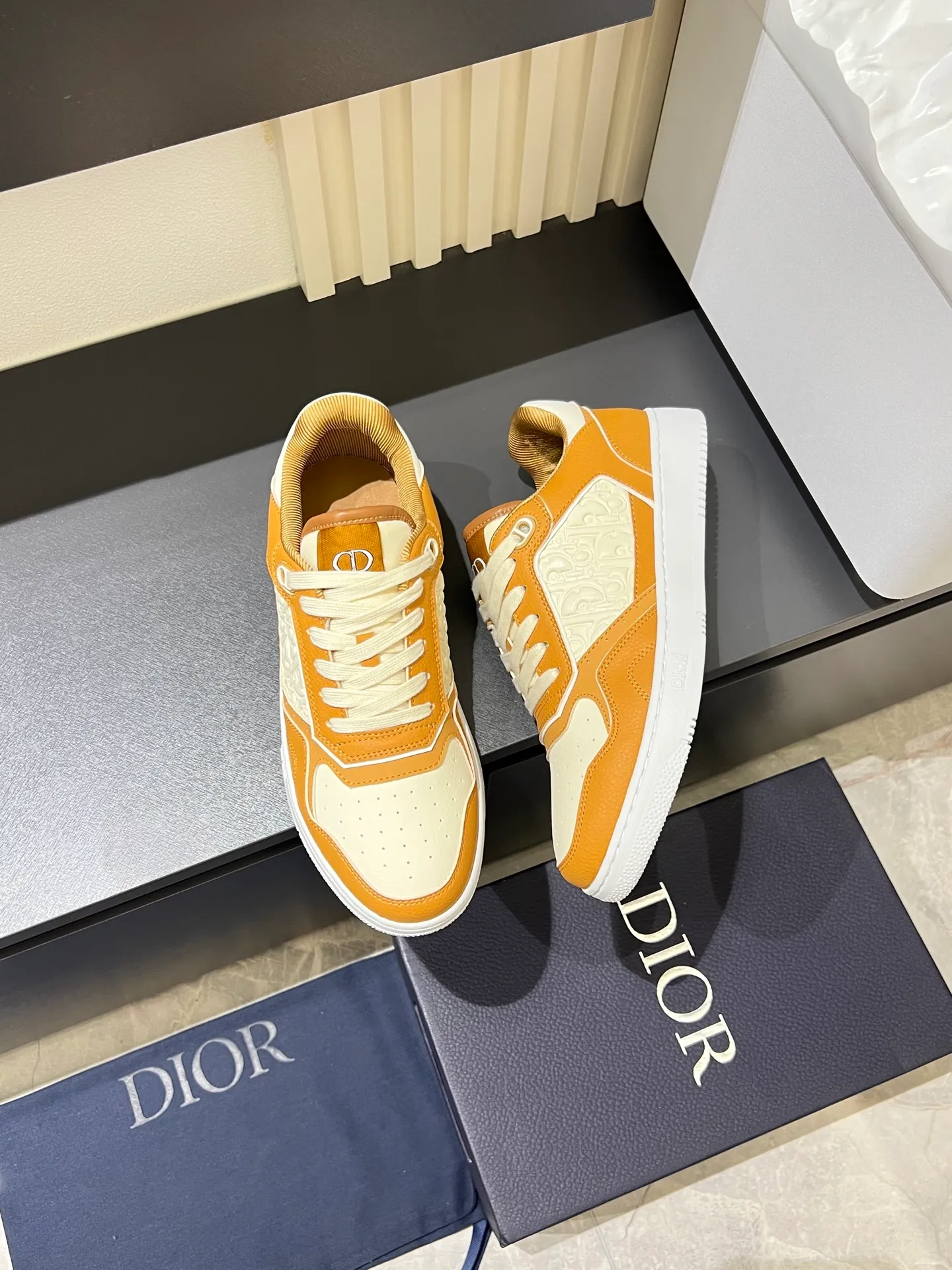 Men's shoes 💰p400 "Dio*" mid-top B27 casual sneakers. This B27 high-top sneaker is a new product in the series and continues Di*r's classic style. Crafted from gray and white smooth calf leather with beige and black Oblique print panels on the sides. The "CD Icon" shaped shoelace eyelets are clever and delicate, and the two-color rubber sole, rear collar and heel are all equipped with the brand's iconic details to enhance the style. Oblique printed straps at the ankle allow for an adjustable fit to complement the overall design. Fashionable and versatile, it can complement any look. Create an exquisite design with unique dynamic vitality and modern atmosphere, presented in low-top and high-top styles. This new must-have shoe adds a new dimension to Dior's archive heritage, embodying modern elegance. Purchase the original version and make it 1:1. If you need top quality, please come to me! Male 38-44!